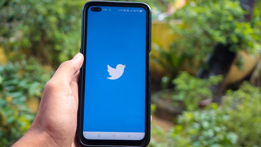 Une IA assistant une PME pour sa stratégie sur les réseaux sociaux, avec des graphiques créatifs et une ambiance dynamique