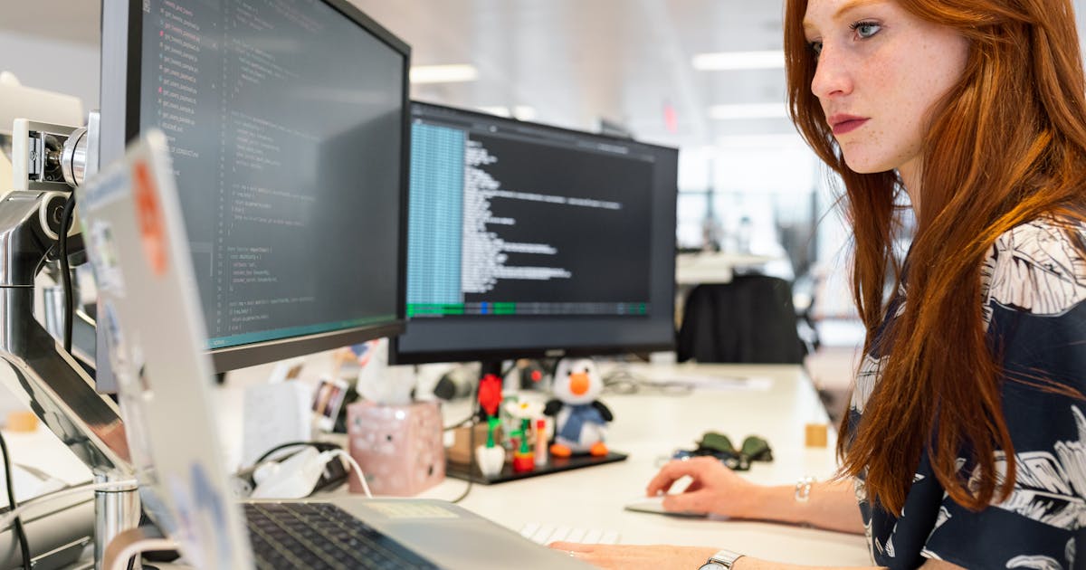 Développeur PrestaShop codant un module IA pour le SEO produit